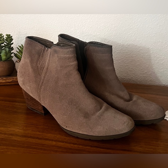 Blondo
Taupe
Size 8.5
Water Resistant
Suede
Ankle Boots
1.5” Heel - Picture 16 of 16